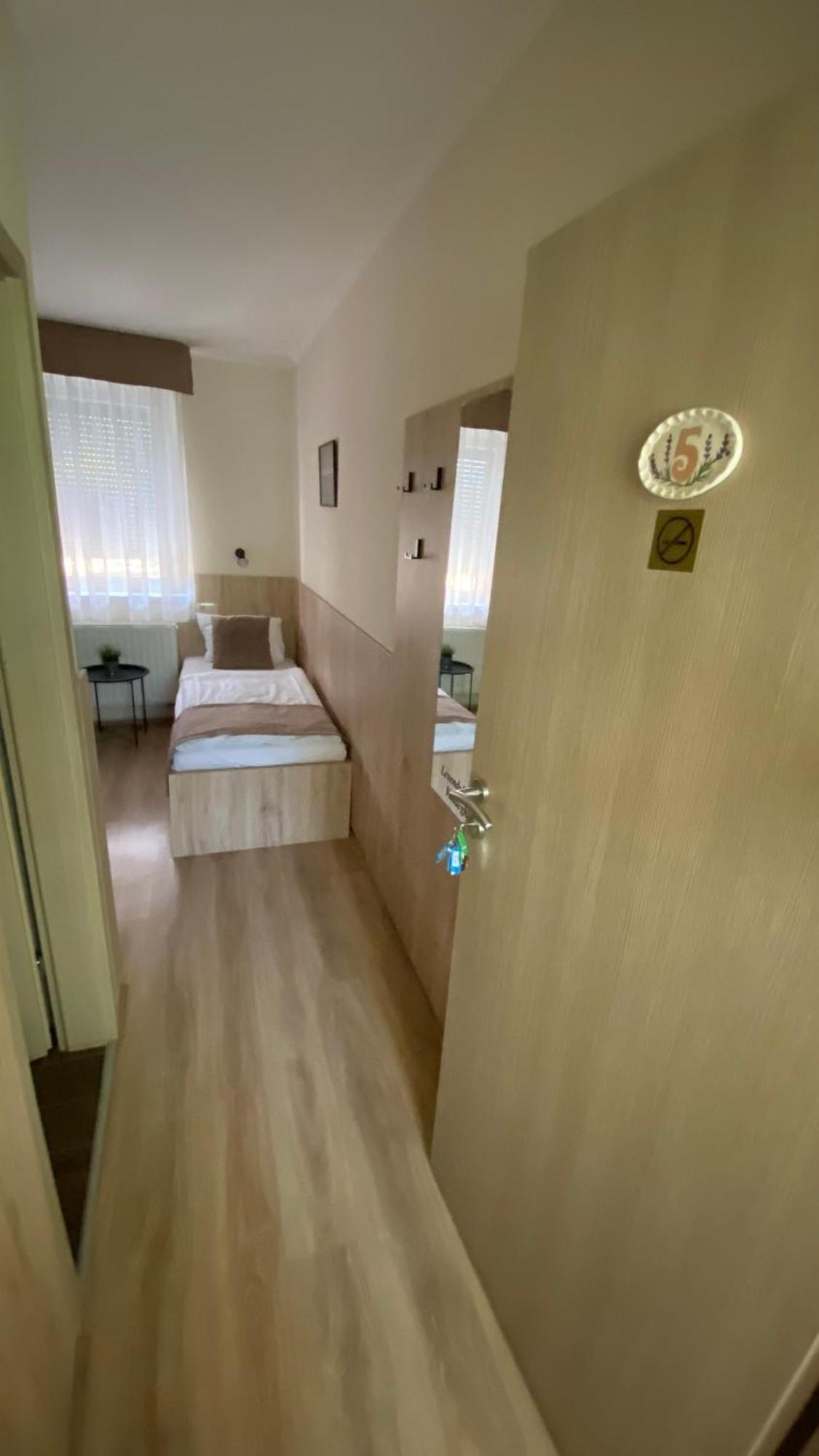 Levendula Vendeghaz Hotel Győr Eksteriør billede